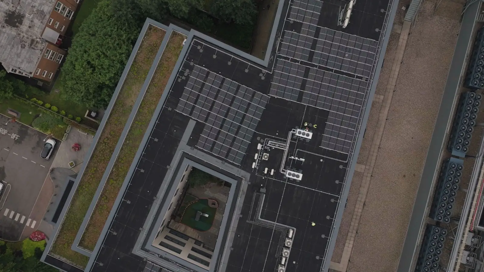 Płaski dach budynku z panelami fotowoltaicznymi i instalacjami technicznymi