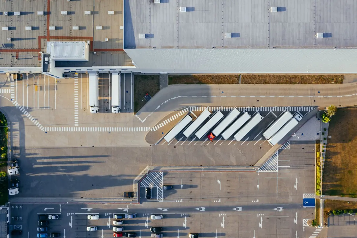 Centrum logistyczne w Poznaniu, dach hali i doki przeładunkowe