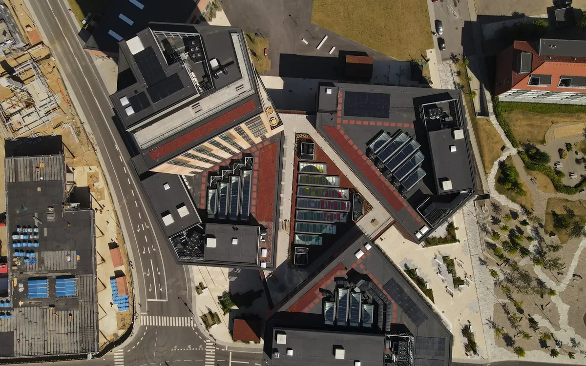 Dachy budynków z widocznymi urządzeniami technicznymi