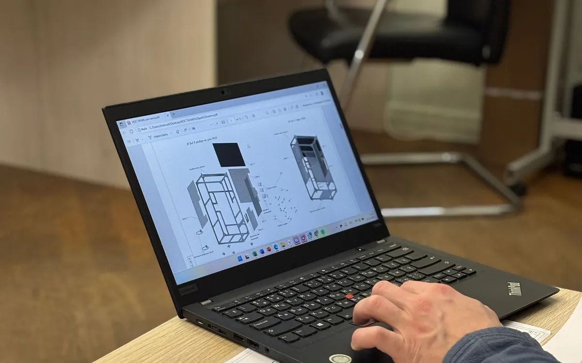 Odczytywanie rysunku technicznego na laptopie